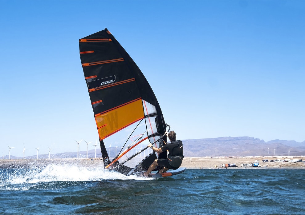 obrazek x-wing black na vodě windsurfing karlin